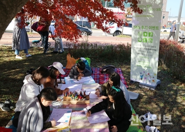 지난 3일 충남 서산시 서산테크노밸리 수변공원에서 열린 그림 대회에서 참가자들이 그림 그리기에 집중하고 있다.(사진=대우산업개발)