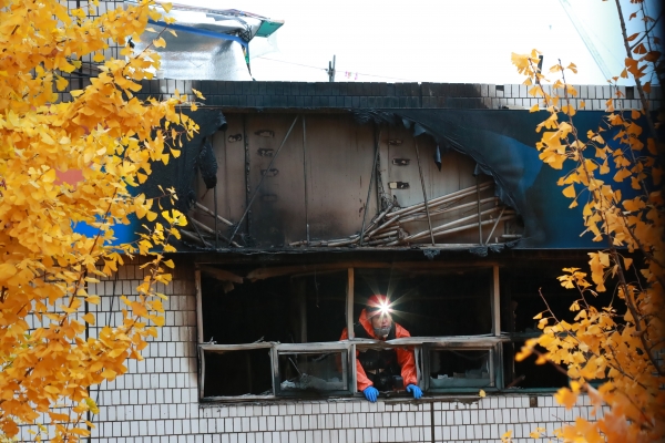 9일 오전 화재가 발생한 서울 종로구 관수동의 한 고시원에서 소방 관계자들이 사고 수습을 하고 있다 (사진=연합뉴스)