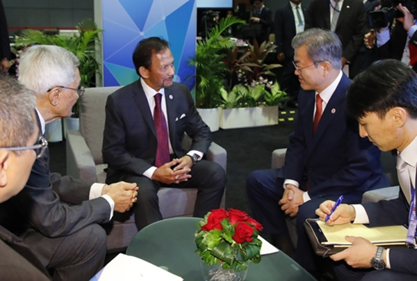 아세안(ASEAN) 관련 회의 참석을 위해 싱가포르를 방문 중인 문재인 대통령이 14일 오전 싱가포르 선텍 컨벤션센터 회담장에서 하사날 볼키아 브루나이 국왕을 만나 환담하고 있다.(사진=연합뉴스)