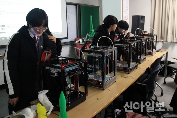경기 남양주시 별내도서관이 지난 21일 별내중학교 학생 21명을 대상으로 3D 프린팅 출력 및 3D 펜을 활용한 창작물 제작 체험 교육을 실시했다. (사진=남양주시)
