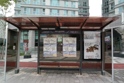 시내버스 유개승강장 무료 분양면에 향토기업 광고가 개제돼 있다. (사진=대전시)