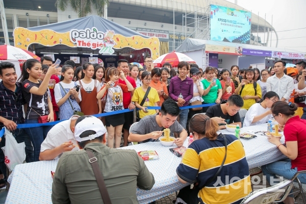 지난 6월 베트남 하노이 케이푸드 페어에서 한국라면을 먹는 현지인들. (사진=aT)