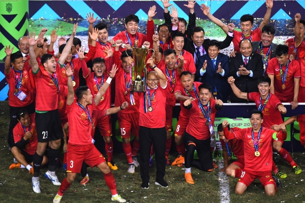 지난 15일(현지시간) 베트남 하노이에서 스즈키컵 우승한 베트남의 박항서 감독이 트로피를 높이 들며 선수들과 기뻐하고 있는 모습. (사진=AFP/연합뉴스)