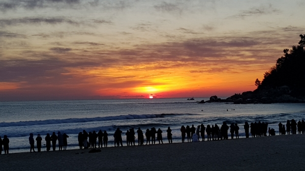 2019년 새해 첫날 새벽 일출 서핑 이벤트가 열린 양양 죽도 해변을 찾은 관광객들이 백사장에서 해맞이를 하고 있다.