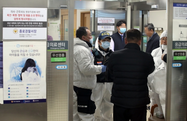 진료 상담을 받던 환자가 의사에게 흉기를 휘둘러 숨지게 한 서울의 한 대형병원에 지난해 12월 31일 경찰 과학수사대 대원들이 현장으로 들어가고 있다. (사진=연합뉴스)