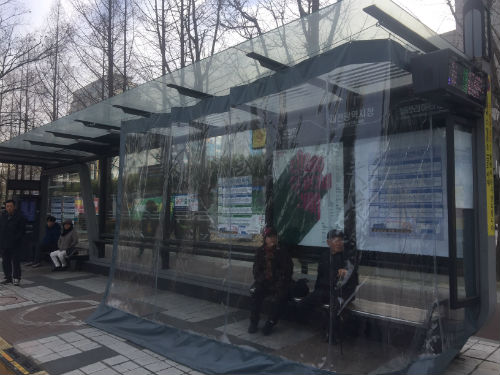 한파에 시내버스 기다리기 힘드시쥬_시청 버스정류소 바람막이 설치 (사진=대전시)