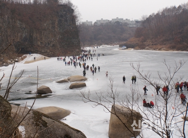 지난해 열린 제6회 철원 한탄강 얼음트래킹에 참여한 관광객들이 한탄강 얼음 위를 걷고 있다. (사진=신아일보 DB)
