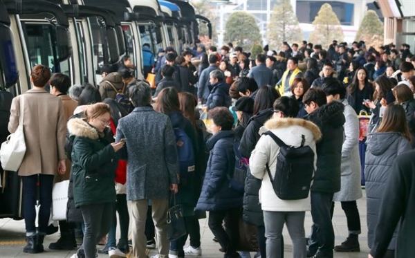 귀성 시민들로 붐비는 서울 서초구 강남고속버스터미널 모습. (사진=연합뉴스)
