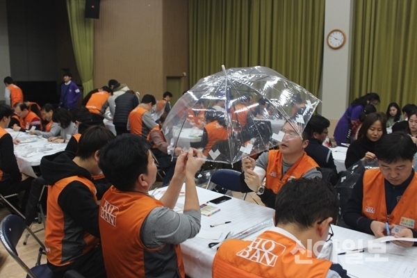 안전우산 만들기 봉사활동 모습.(사진=호반건설)