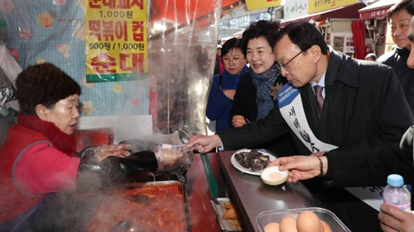이해찬 더불어민주당 대표가 설 연휴를 하루 앞둔 1일 오전 서울 용산구 용문시장을 방문, 상인들과 인사 후 음식을 사먹고 있다. (사진=민주당 제공)