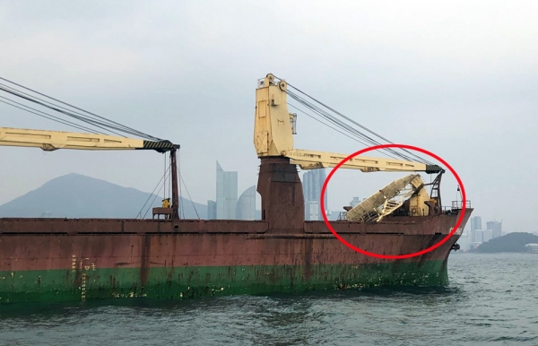 지난달 28일 오후 부산 광안대교와 충돌한 5998t 러시아 화물선 씨그랜드호 선수 부위 구조물이 파손돼 있다.