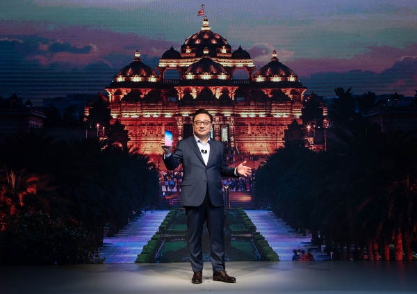 고동진 삼성전자 사장이 인도 뉴델리 ‘갤럭시S10’ 출시 행사에서 제품을 소개하고 있다. (사진=삼성전자)