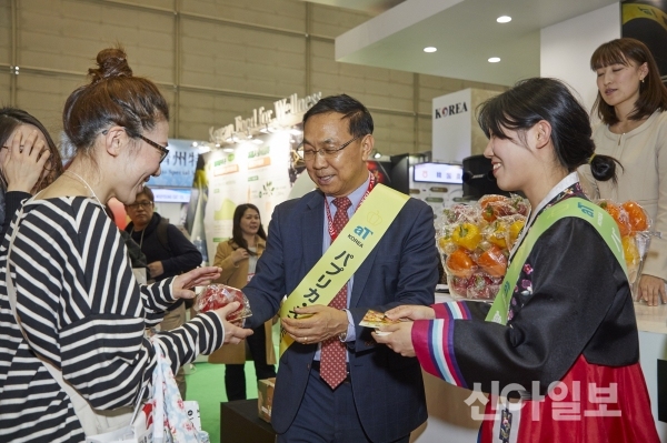 신현곤 aT 식품수출이사(가운데)가 2019 도쿄식품박람회에서 참관객을 대상으로 국산 파프리카를 홍보하고 있다. (사진=aT)