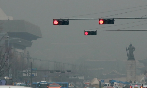 서울 지역에 초미세먼지(PM-2.5) 주의보가 발령된 12일 오전 서울 태평로에서 바라본 광화문 일대 도심에 미세먼지가 짙게 드리워져 있다. (사진=연합뉴스)
