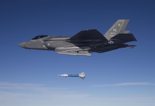 레이저 유도 정밀폭탄을 발사하는 미 공군의 F-35A 스텔스기 (사진=미 공군)