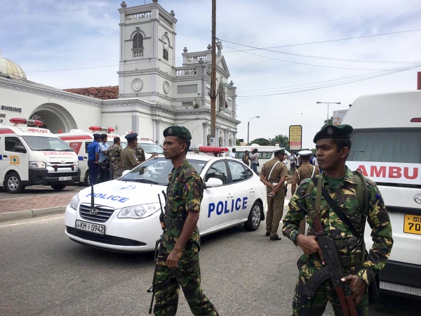 부활절인 21일 스리랑카 수도 콜롬보의 한 교회에서 폭발이 발생한 직후 군인들이 출동해 주변을 지키고 있다. (사진=AP/연합뉴스)