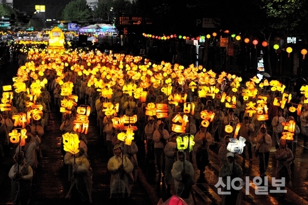 지난해 서울 종로에서 진행된 연등 행렬 모습.(사진=서울시)