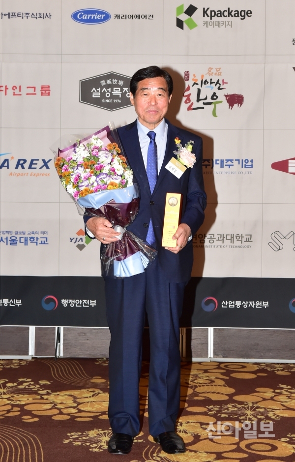 윤화섭 경기 안산시장이 ‘2019 한국을 빛낸 창조 경영’에서 혁신경영부문 대상을 수상했다. (사진=안산시)
