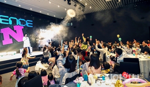 지난 5일 서울 여의도 글래드호텔에서 열린 사이언스 펀쇼에서 대림그룹 임직원 가족들이 공연단과 함께 과학실험에 참여하고 있다.(사진=대림산업)
