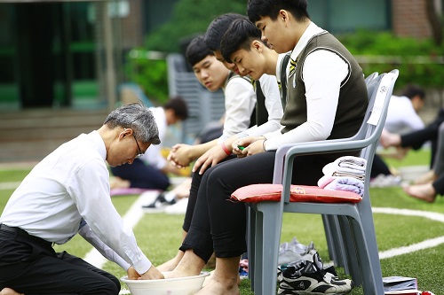 스승의 날 교사가 학생의 발을 씻겨주는 광주 동명고의 전통 행사 모습. (사진=동명고)
