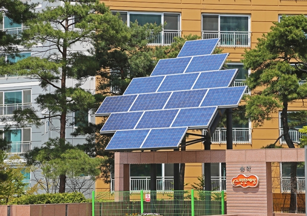 송악읍 이편한세상 아파트 미니 태양광 설치 모습.(사진=당진시)