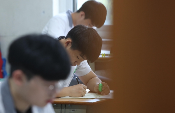 2020학년도 대학수학능력시험 6월 모의평가가 실시된 4일 오전, 대구 경북고등학교에서 수험생들이 시험을 치르고 있다. (사진=연합뉴스)
