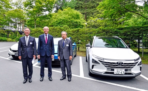 정의선 현대자동차그룹 수석부회장(사진 왼쪽)이 지난 15∼16일 양일간 일본 나가노현 가루이자와에서 열린 G20 에너지환경장관회의와 연계해 지난 14일 수소위원회가 개최한 행사에서 베누아 포티에 에어리퀴드 회장(가운데), 우치야마다 다케시 도요타 회장(오른쪽) 등 최고경영자(CEO)들과 기념촬영을 하는 모습. (사진=현대자동차그룹)