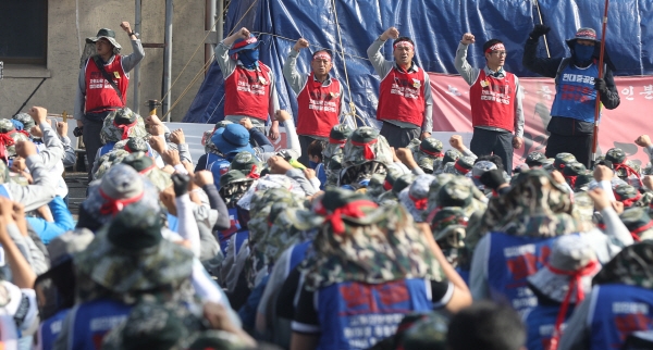 지난 24일 울산시 동구 현대중공업에서 파업집회를 열고 있는 노동조합. (사진=연합뉴스)