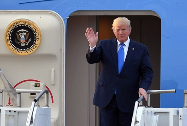 일본에서 열린 G20 정상회의를 마친 도널드 트럼프 미국 대통령이 29일 오후 경기도 오산 미 공군기지에 도착해 전용기인 에어포스원에서 손을 들어 인사하고 있다. (사진=연합뉴스)