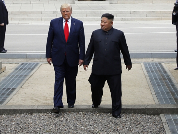 도널드 트럼프 미국 대통령과 북한 김정은 국무위원장이 30일 오후 판문점 군사분계선 북측 지역에서 인사한 뒤 남측으로 향하고 있다. (사진=연합뉴스)