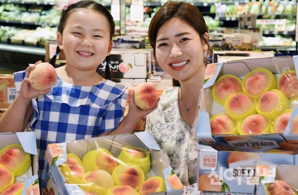 10일 서울 등촌동 홈플러스 강서점에서 모델과 아이가 ‘부드러운 복숭아’를 선보이고 있다. (사진=홈플러스)
