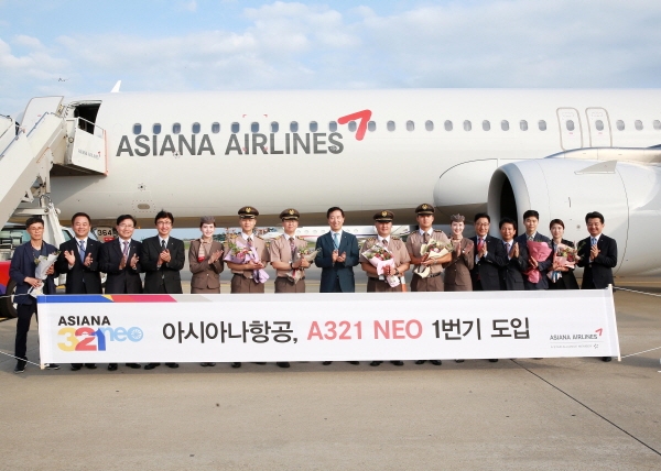 지난 1일 인천국제공항 주기장에서 진행된 ‘A321 NEO’ 1번기 신규도입 행사에서 아시아나항공 한창수(사진 왼쪽 여덟 번째) 사장과 임직원들이 기념사진을 찍는 모습. (사진=아시아나항공)