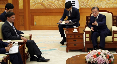 9일 청와대에서 문재인 대통령과 미국 마크 에스퍼 신임 국방장관이 대화를 나누고 있는 모습. (사진=연합뉴스)