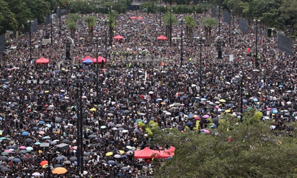300만여명의 홍콩시민들이 18일(현지시간) 오후 2시 빅토리아 공원에서 열리는 중국의 범죄인 인도 법안 철폐 등을 요구하는 집회에 참석한 모습. (사진=연합뉴스)
