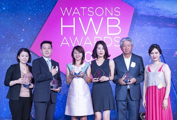 미샤가 '왓슨스 HWB 어워드 2019' 시상식에서 수상의 영예를 안았다. 설리우(Shirley Yu, 우측 첫 번째), 신보윤 미샤 해외영업팀 이사(우측 세 번째) 등이 기념촬영을 하고 있다.(사진=에이블씨앤씨)