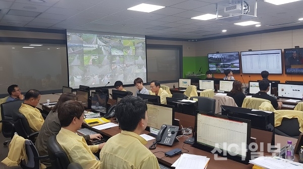 충남 예산군이 지난 6일부터 8일까지 군 CCTV통합관제센터 및 재난안전대책본부 상황실 간 업무공조를 통해 태풍 '링링' 피해 신속 접수 및 현장 복구를 실시했다. (사진=예산군)