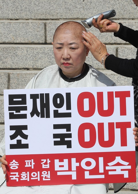 11일 국회 계단 앞에서 삭발식을 가진 박인숙 자유한국당 의원. (사진=연합뉴스)