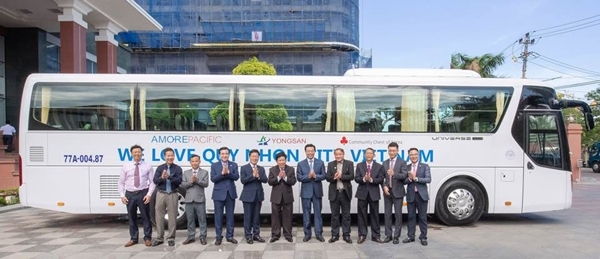 아모레퍼시픽이 베트남 퀴논시에 해피버스 등을 전달했다.(사진=아모레퍼시픽그룹)