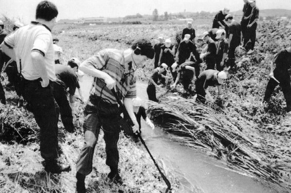 1993년 7월 화성연쇄살인사건 수사본부가 화성군 정남면 관항리 인근 농수로에서 유류품을 찾고 있는 모습. (사진=연합뉴스)