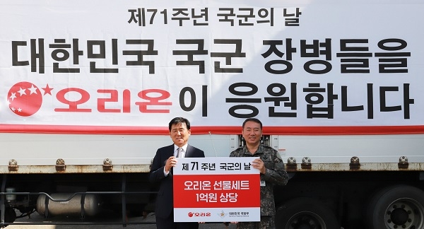 왼쪽부터 이경재 오리온 대표, 김경수 국군의 날 행사기획단장. (사진=오리온)