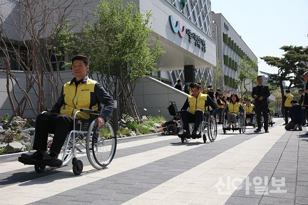 서울 강동구가 매달 전 직원을 대상으로 '2019년 장애인인식개선 교육'을 실시한다. (사진=강동구)