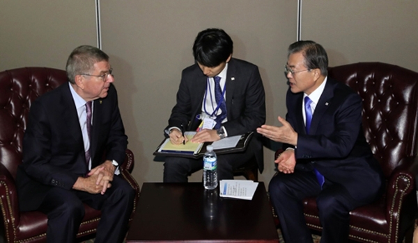 문재인 대통령과 토마스 바흐 IOC 위원장이 24일 오후(현지시간) 뉴욕 유엔본부에서 만나고 있다.(사진=연합뉴스)