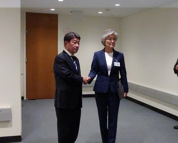 모테기 도시미쓰 일본 외무상(왼쪽)과 강경화 외교장관. (사진=뉴욕 연합뉴스)