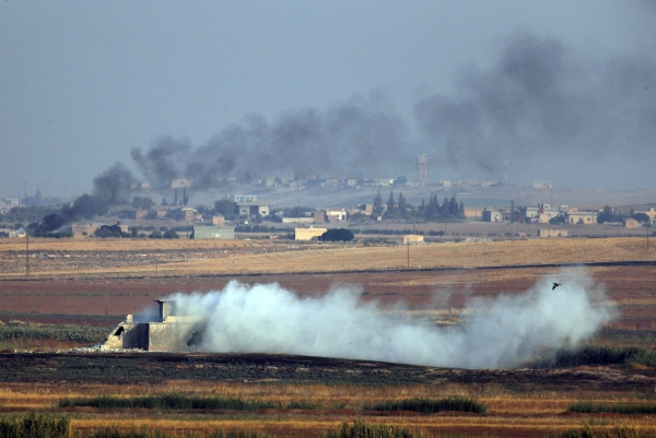 9일(현지시간) 쿠르드족을 겨냥한 터키군의 공격을 받은 시리아 북동부 지역에서 연기가 솟아오르고 있다. (사진=AP/연합뉴스)
