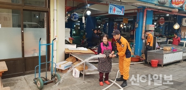 충남 홍성소방서가 홍성읍 시장 상인 30여명을 대상으로 비상소화장치함 훈련을 실시했다. (사진=홍성소방서)