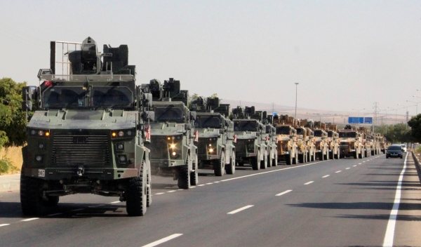 터키군 탱크가 9일(현지시간) 밤 터키 남동부 샨르우르파 주(州)에서 시리아와 접한 국경지역을 향해 이동하고 있다. (사진=AP/연합뉴스)