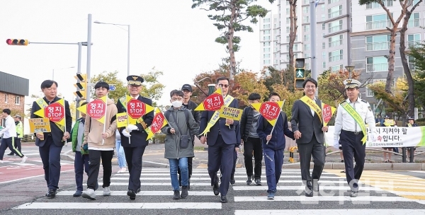 인천시 서구는 청라국제도시 내에 위치한 청람초등학교 인근에서 ‘교통사고 없는 등굣길 만들기 교통안전 캠페인’을 실시했다. (사진=서구)