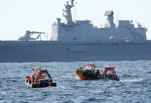 2일 오전 독도 인근 해상에서 지난달 31일 추락한 소방헬기의 구조수색 작업이 진행되고 있다. (사진=연합뉴스)