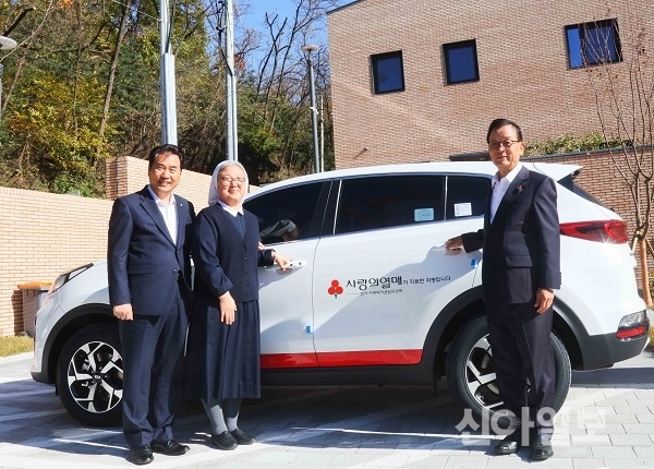 지산그룹이 용인시 기흥구 상하동 미혼모자가족복지시설 생명의 집에 스포티지 차량 1대를 기탁했다. (사진=용인시)