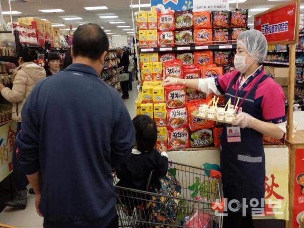 중국 대형마트에서 현지 소비자들이 삼양식품의 불닭볶음면을 시식하고 있다. (사진=삼양식품)